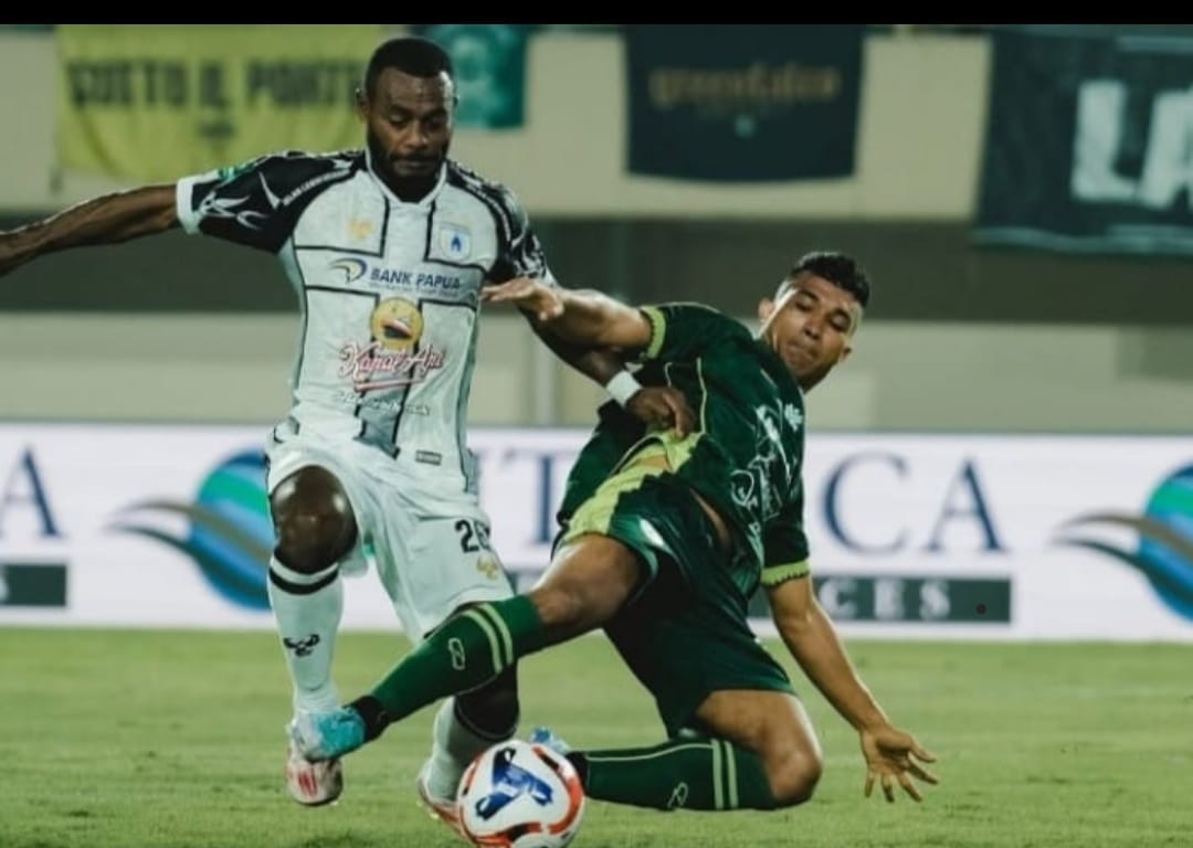 Foto: Marco Merauje saat berebut bola dengan pemain PSS Sleman. (CEPOSONLINE.COM/DOK PSS Sleman).