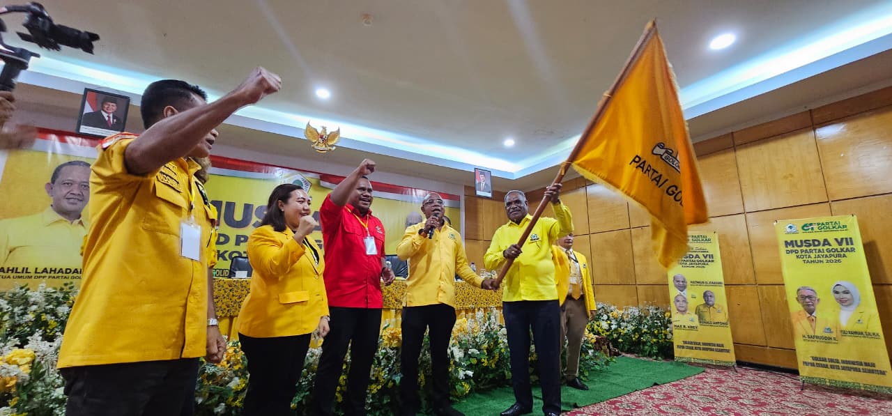 Ketua Terpilih DPD Golkar Kota Jayapura, Abisai Rollo saat menerima bendera petaka partai Golkar usai terpilih pada Musda VII DPD Partai Golkar Kota Jayapura, Sabtu (21/2/2026)(CEPOSONLINE.COM/HANS)