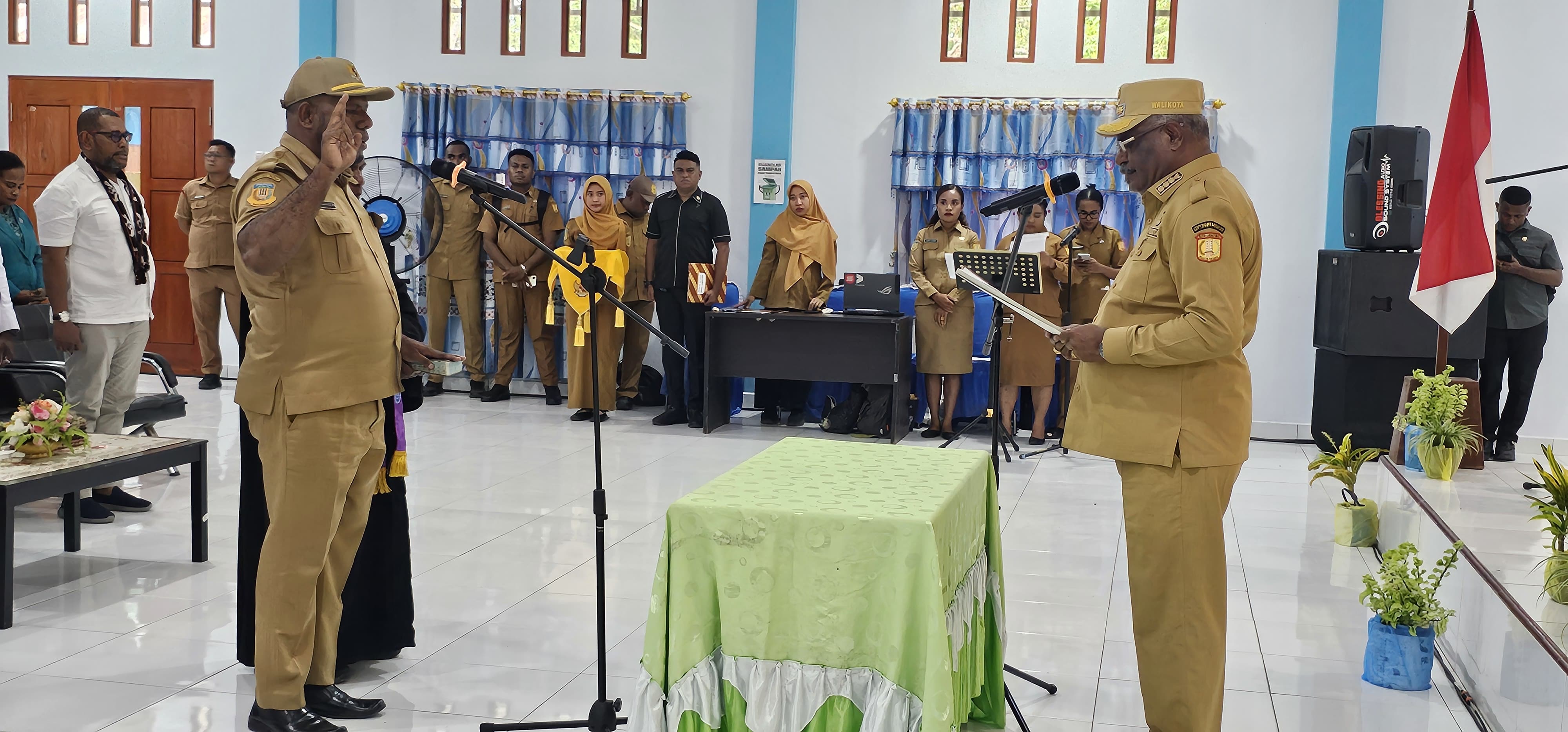 Wali Kota Jayapura, Abisai Rollo saat melantik Pjs. KPK Tobati, David Merauje di Aula Kantor Kampung Holtekamp, Senin (23/2/2026). (CEPOSONLINE.COM/HANS PALEN).