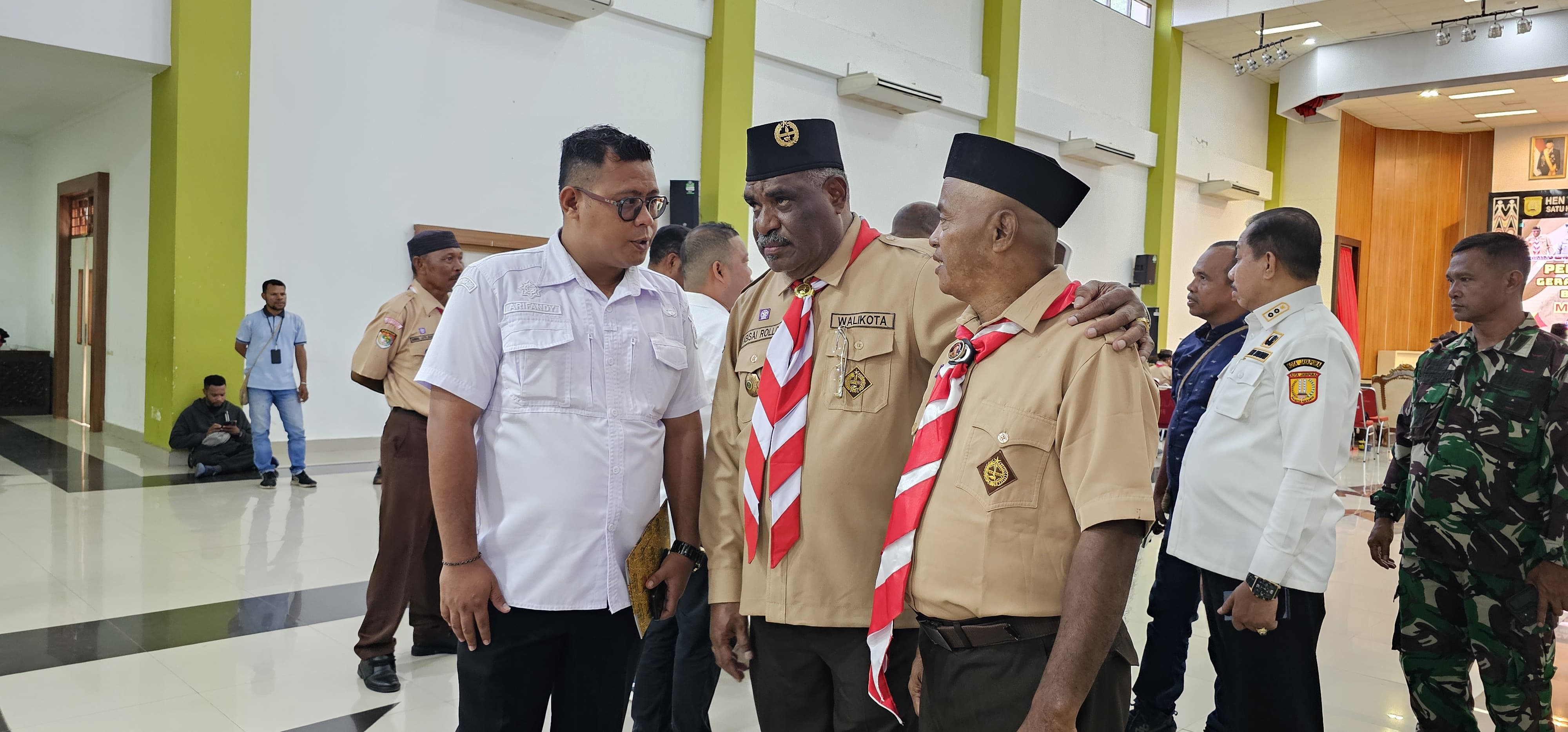 Wali Kota Jayapura, Abisai Rollo saat berdikusi dengan Plt. Kasubag Protokoler Kota Jayapura, Arifandy Hasan (kiri). (CEPOSONLINE.COM/HANS PALEN).