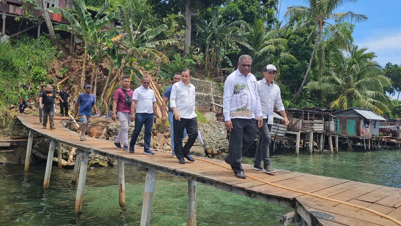 Abisai Rollo bersama Rustan Saru saat menyambangi warga dan melihat langsung jalan jeramba di permukiman warga RT 005/RW 001, Kompleks Dok IV Pantai, Kelurahan Mandala, Distrik Jayapura Utara.