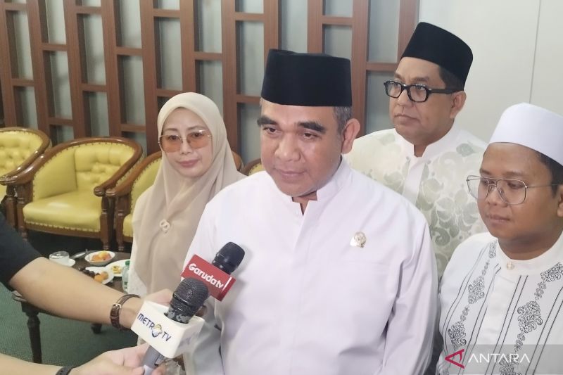 Ketua MPR RI Ahmad Muzani saat diwawancarai di Pondok Pesantren Asshiddqiyah, Jakarta, Minggu (22/2/2026). (Ceposonoline.com/ANTARA/Bagus Ahmad Rizaldi)