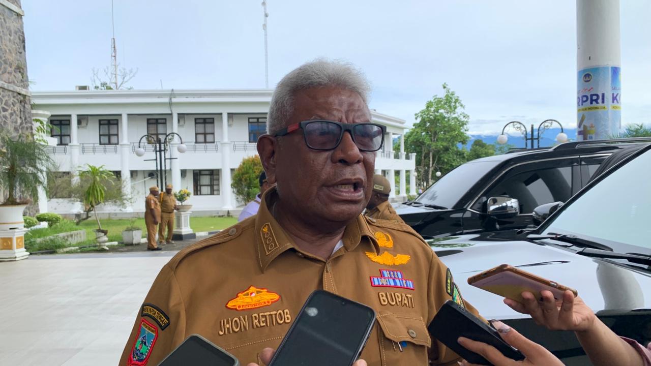Bupati Mimika, Johannes Rettob. (Foto: CEPOSONLINE.COM/MOH. WAHYU WELERUBUN).