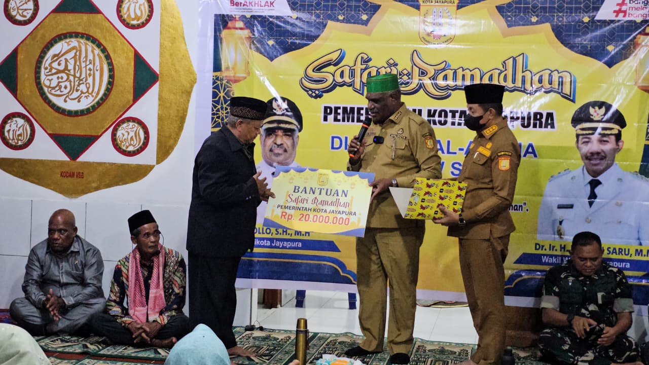 Wali Kota Jayapura, Abisai Rollo didampingi Wakil Wali Kota, Rustan Saru saat menyerahkan bantuan dana kepada umat muslim di Masjid Al-Aqsha Skouw Sae, Senin (23/2/2026). (CEPOSONLINE.COM/HANS PALEN).