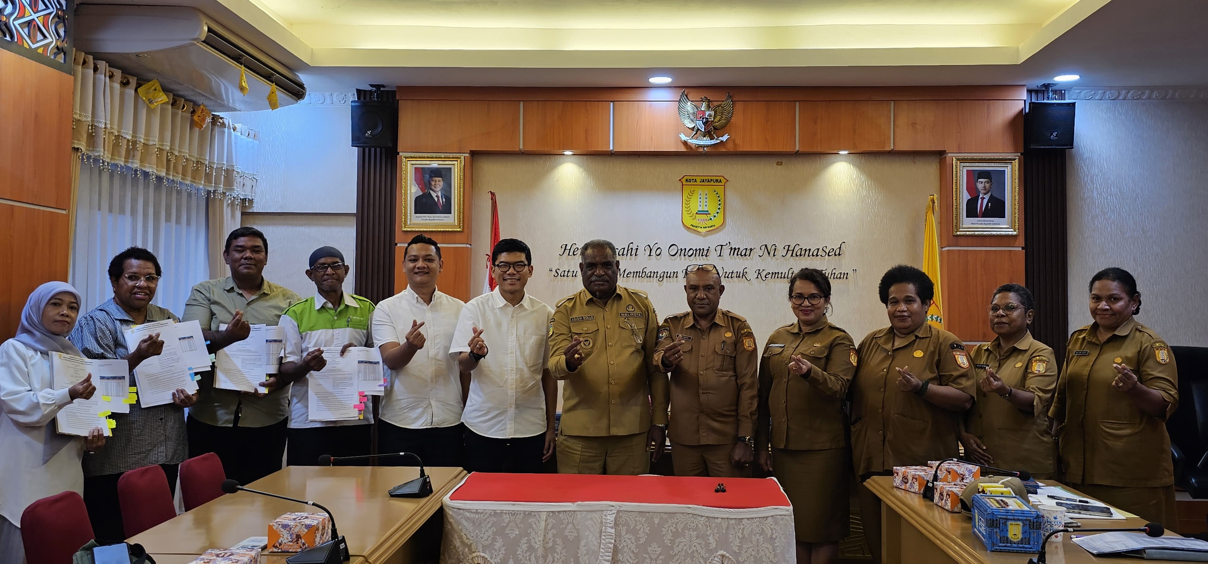 Wali Kota Jayapura, Abisai Rollo saat foto bersama dengan perwakilan 4 SPBU usai PKS, Senin (23/2/2026). (CEPOSONLINE.COM/HANS PALEN).  