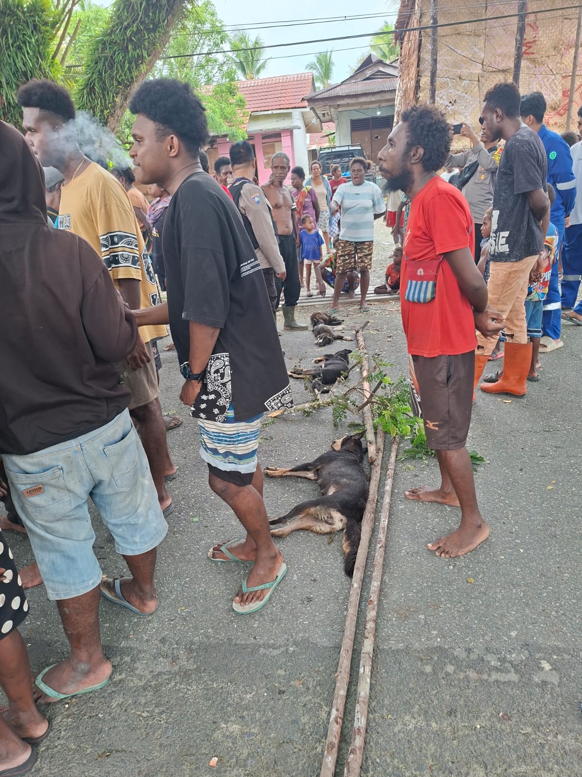 Tangkapan layar aksi palang jalan di Jalan Poros Timika - Poumako, Selasa (24/2/2026). 