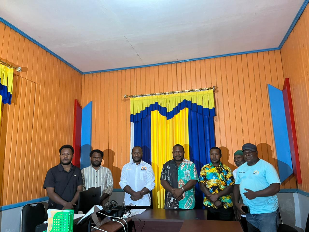 Ketua Kadin Papua Tengah, Alexander Gonzales Gobai (Batik hijau hitam) usai menggelar jumpa pers di kantor Kadin Papua Tengah. (CEPOSONLINE.COM/THERESIA F. TEKEGE)   