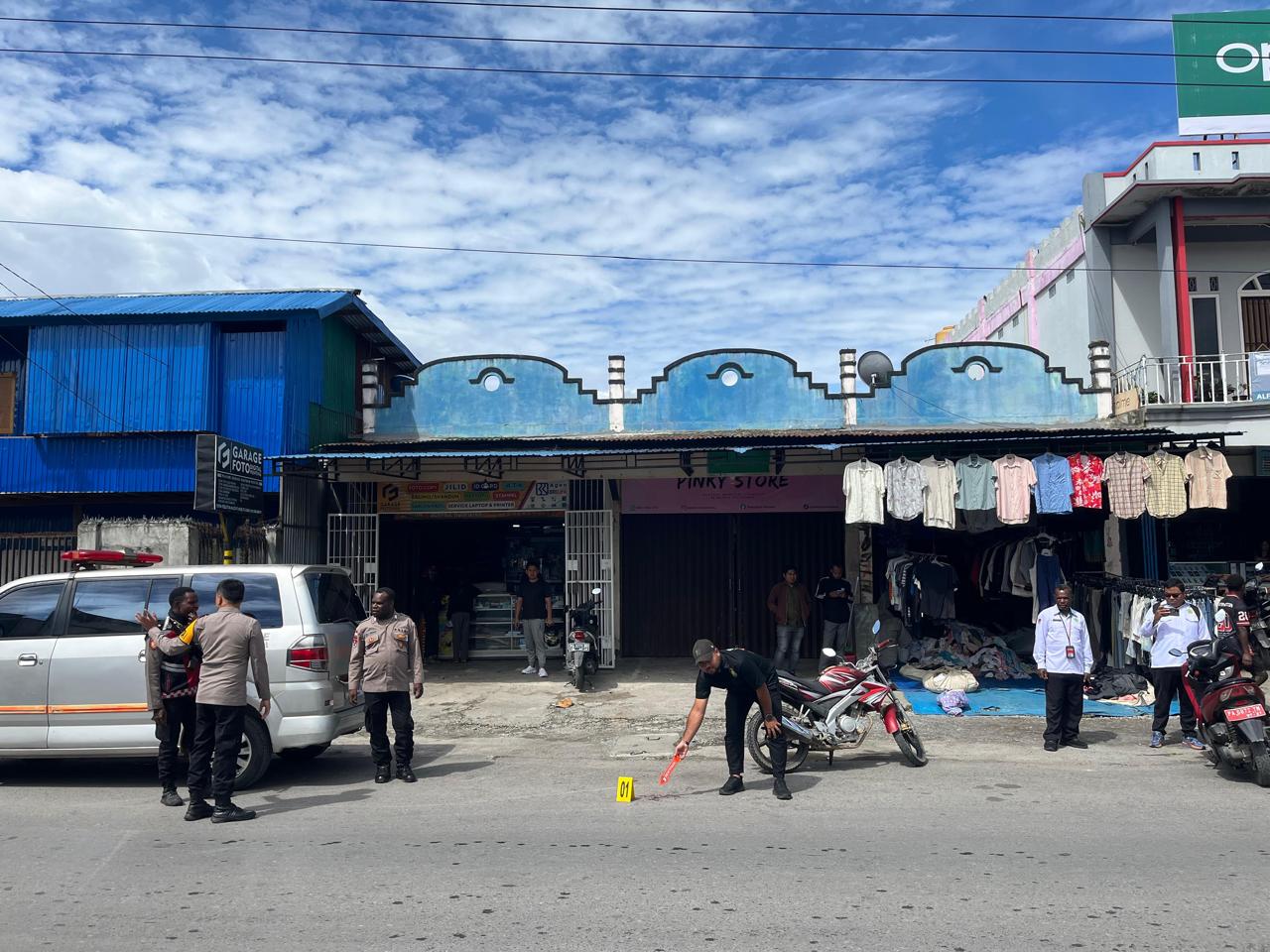 Anggota Sat Reskrim Polres Jayawijaya saat melakukan olah TKP Kasus Penganiayaan seorang ASN di Jalan Ahmad Yani Wamena. Selasa (24/2/2026).