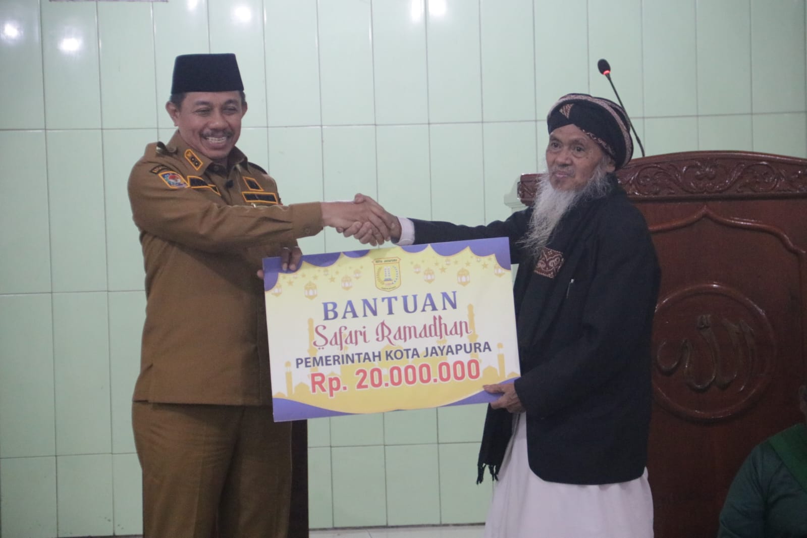 Wakil Wali Kota Jayapura, Rustan Saru saat menyerahkan bantuan dana kepada pengurus di Masjid Quba, Kelurahan Koya Barat, Distrik Muara Tami, Selasa (24/2/2026). (CEPOSONLINE.COM/HUMAS PEMKOT).  