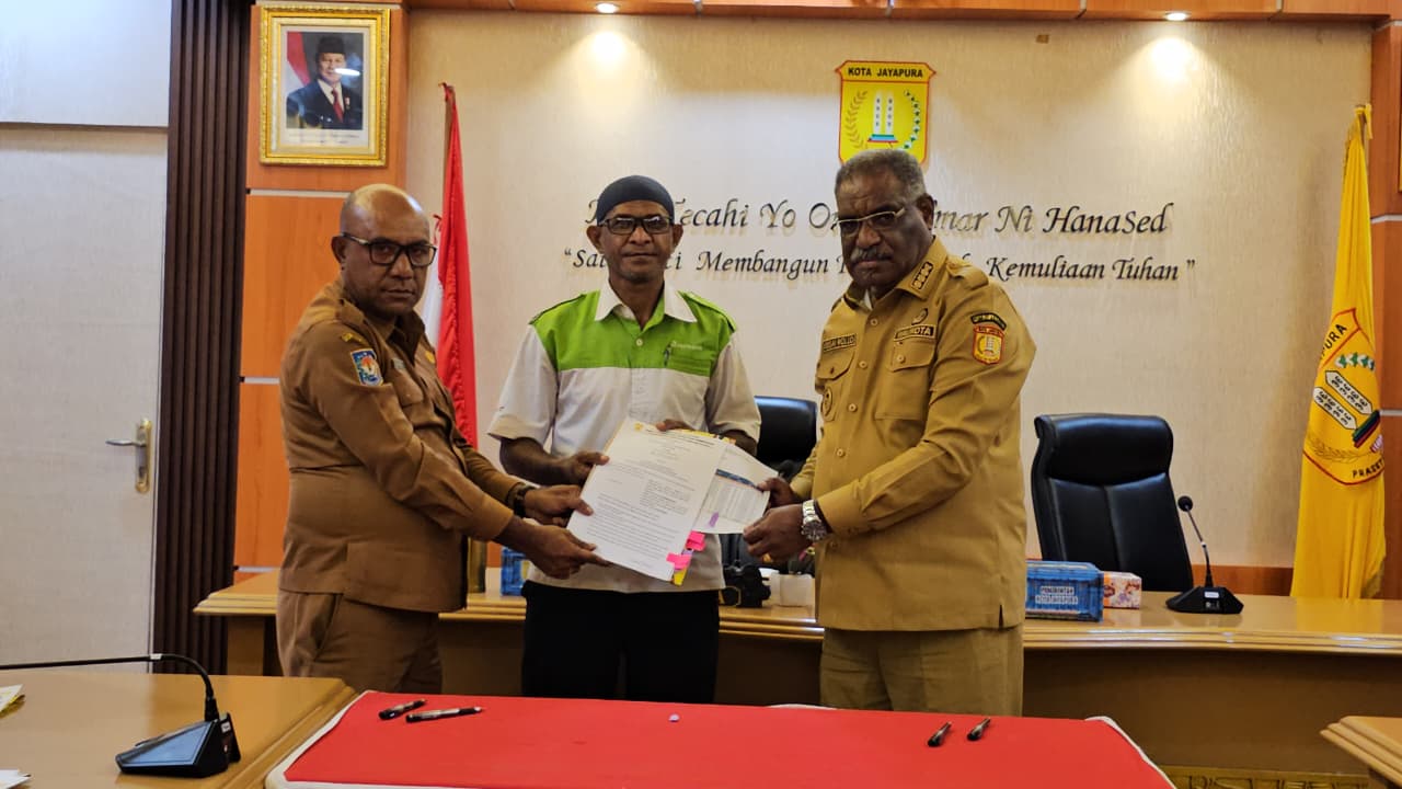 Wali Kota Jayapura, Abisai Rollo saat melakukan PKS dengan pemilik SPBU Entrop, Senin (23/2/2026). (CEPOSONLINE.COM/HANS PALEN).