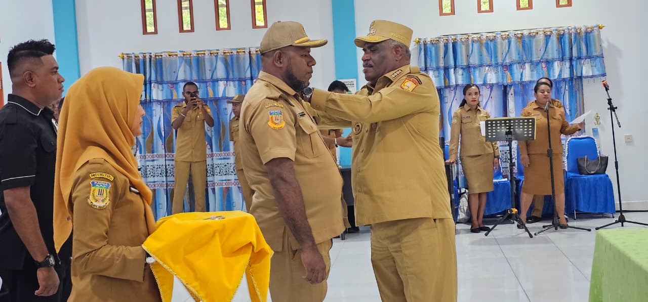Pj.Sementara KPK Tobati, David Merauje saat dilantik Wali Kota Jayapura, Abisai Rollo di Kantor Kampung Holtekam, Senin (23/2/2026).