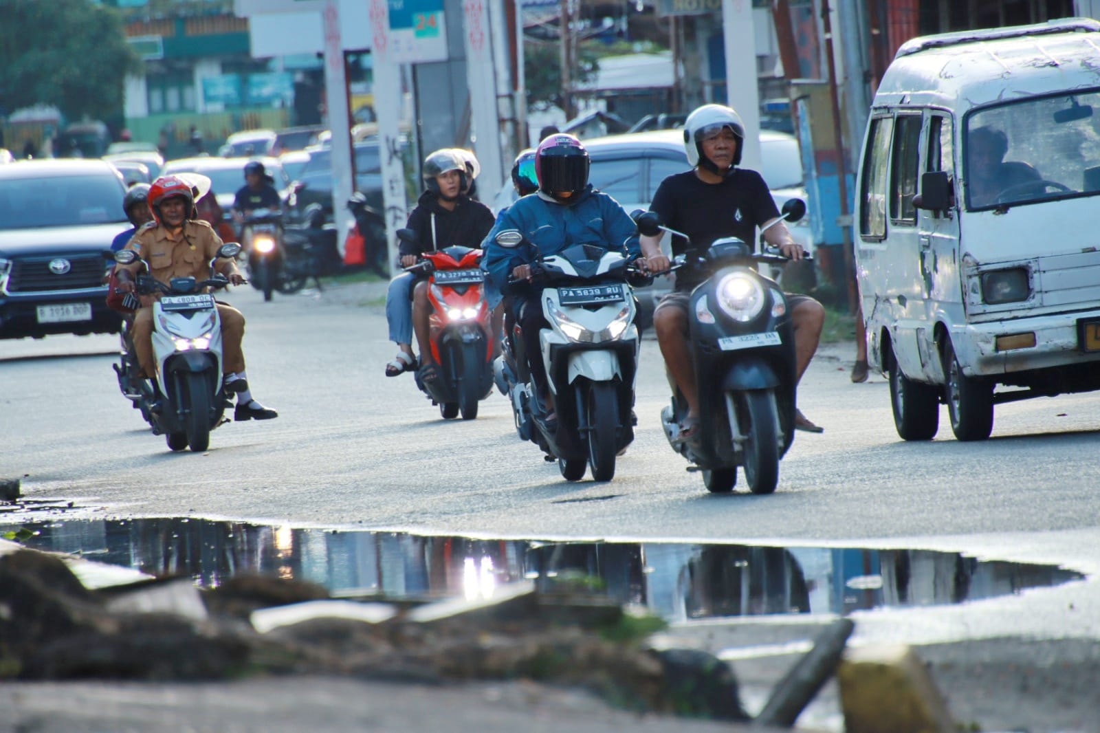 Ilustrasi pengendara motor saat melintas di JL Percetakan Jayapura