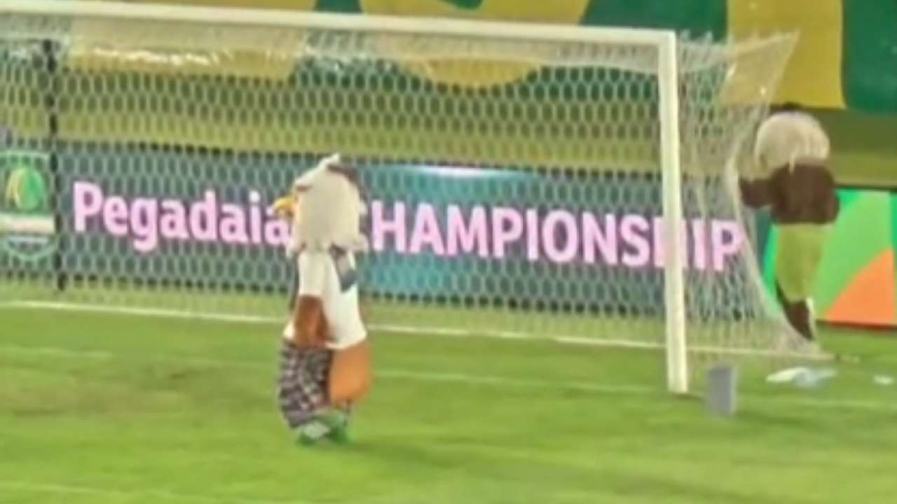 Screenshot (tangkapan layar) Aksi Dua Badut Lakukan Ritual saat Laga PSS Sleman vs Persipura Jayapura.