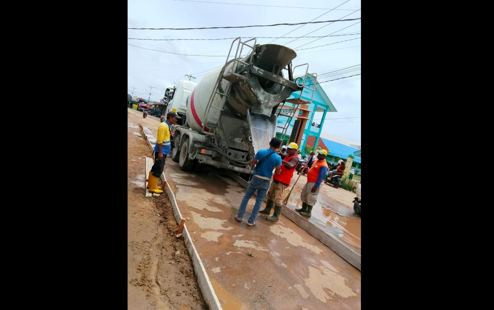 Pengecoran Jalan Gak yang rusak berat dan dikeluhkan selama ini. Pengecoran ini dilakukan atas bantuan salah satu pemasok material bangunan ke Merauke,Yudi Kusuma. (Istimewa)  