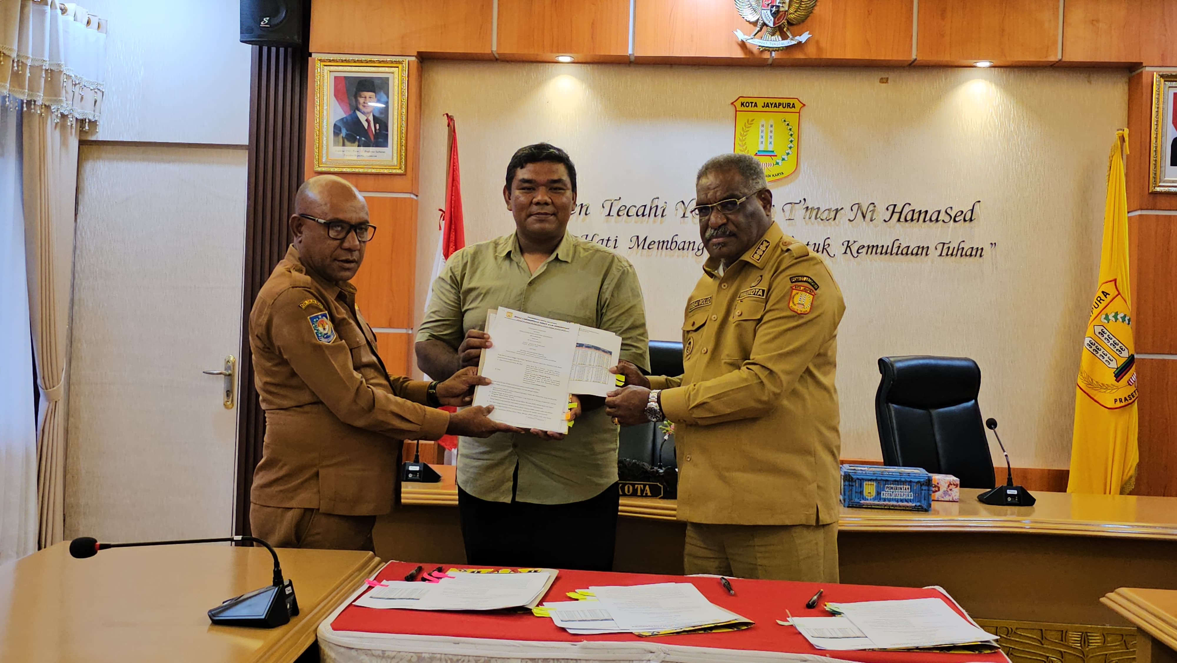 Wali Kota Jayapura, Abisai Rollo saat foto bersama usai PKS dengan salah satu perwakilan SPBU, Senin (23/2/2026). (CEPOSONLINE.COM/HANS PALEN).