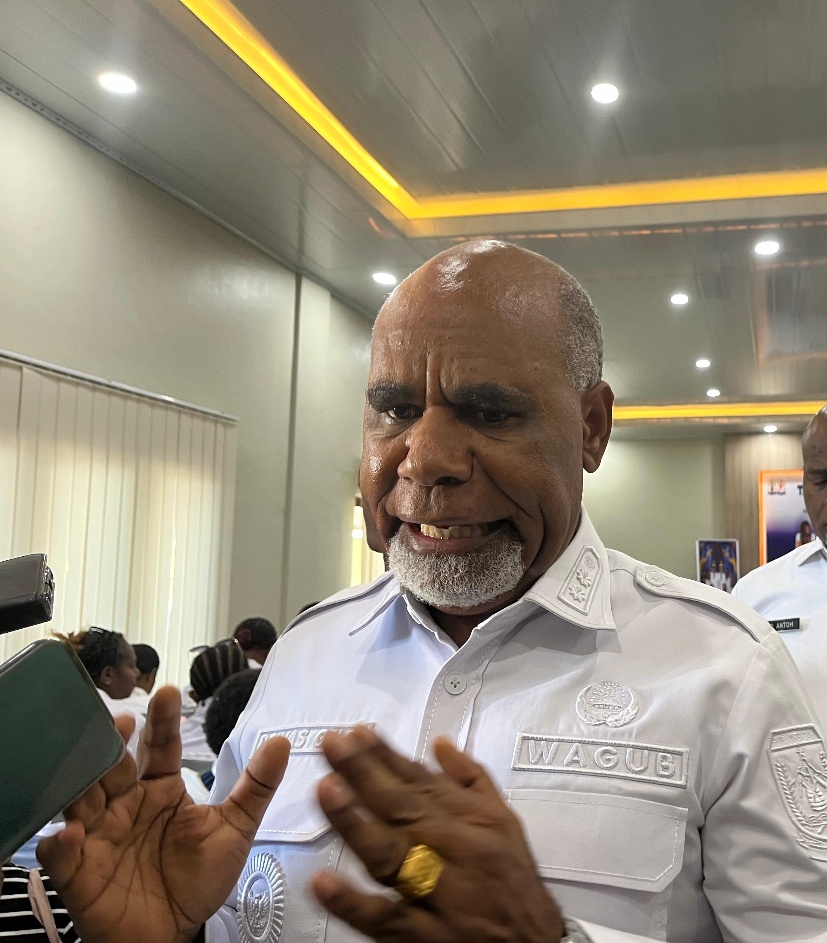 Wakil Gubernur Papua Tengah, Deinas Geley saat memberikan sambutan di acara Talkshow dan Ramah Tamah KADIN Papua Tengah di Cafe Jakarta Nabire, Rabu, (25/2/2026). 