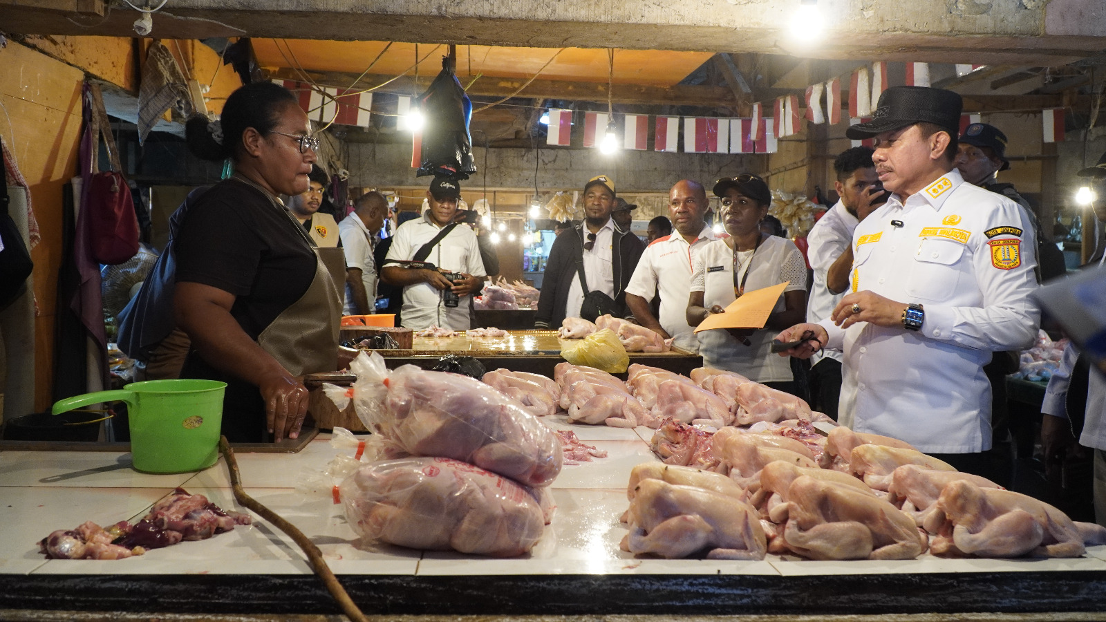 Wali Kota Jayapura, Rustan Saru saat berbimcang dengan penjual ayam di Pasar Youtefa, Rabu (25/2/2026). (CEPOSONLINE.COM/HUMAS PEMKOT).