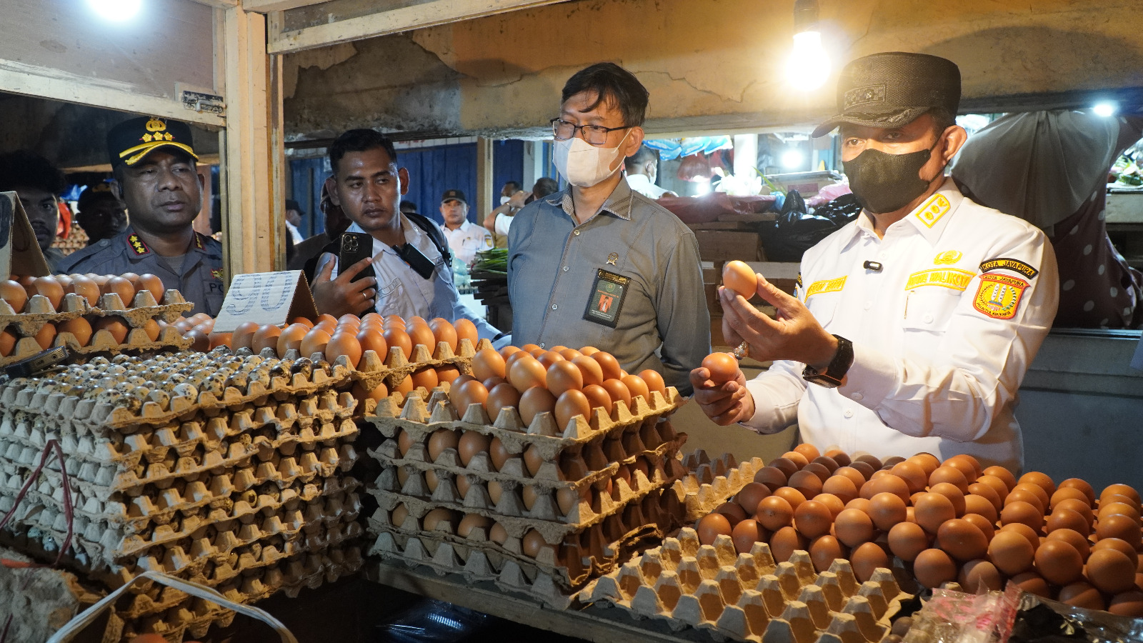 Wali Kota Jayapura, Rustan Saru saat melakukan Sidak di Pasar Youtefa, Rabu (25/2/2026). (CEPOSONLINE.COM/HUMAS PEMKOT).  