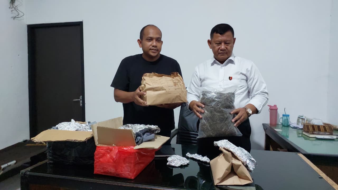 Kasubdit II Diresnarkoba ktorat Polda Papua, AKP Sugiyoto, bersama   Anggota Subdit II AKP Vita Andriani, perlihatkan BB Narkotika milik tersangka YR di Mapolda Papua, Senin (23/2/2026).