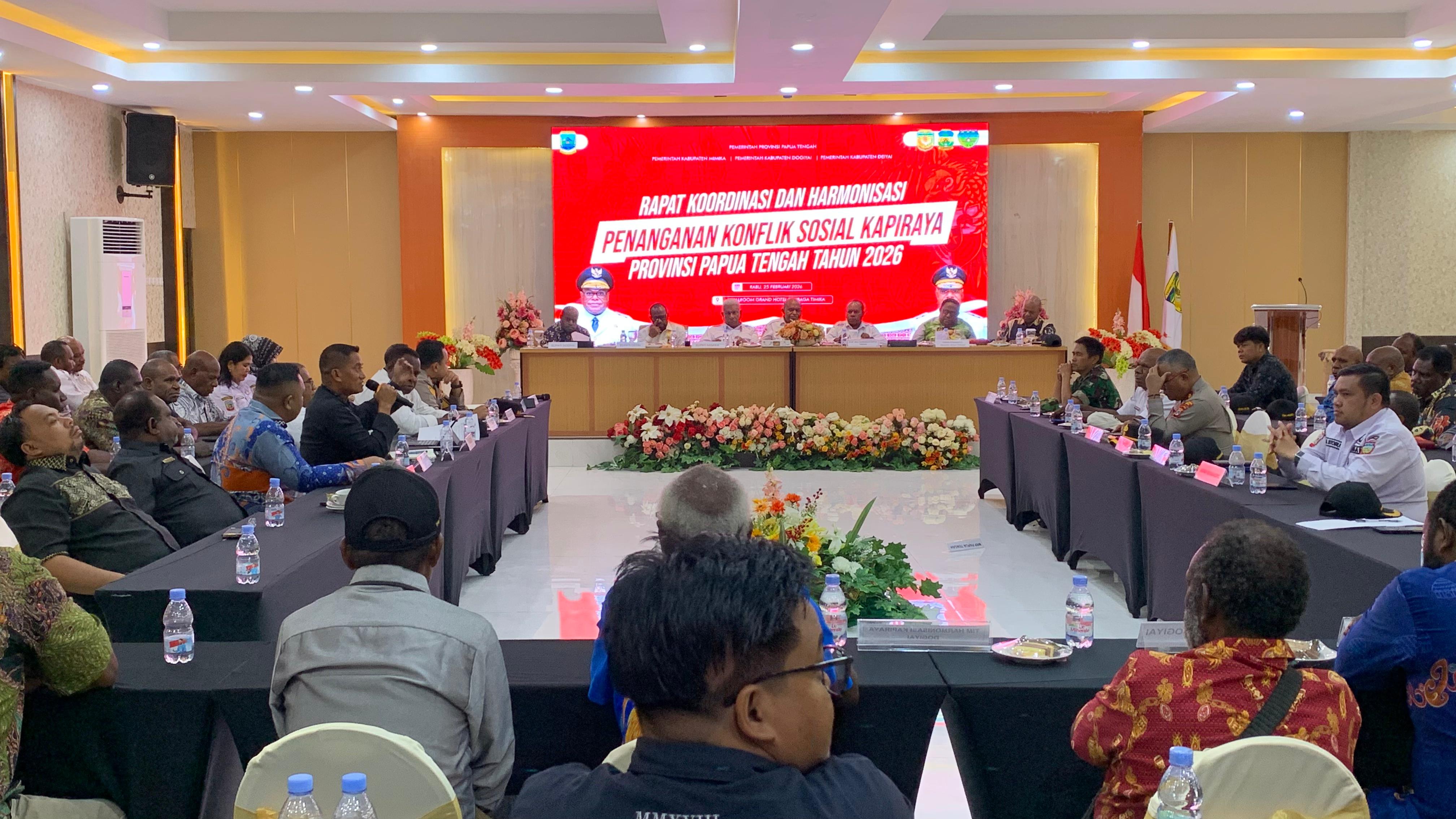 Suasana pertemuan Rapat Koordinasi (Rakor) dan Harmonisasi guna mempercepat penyelesaian konflik sosial di wilayah Kapiraya di Grand Tembaga Hotel, Mimika, Rabu (25/2/2026).