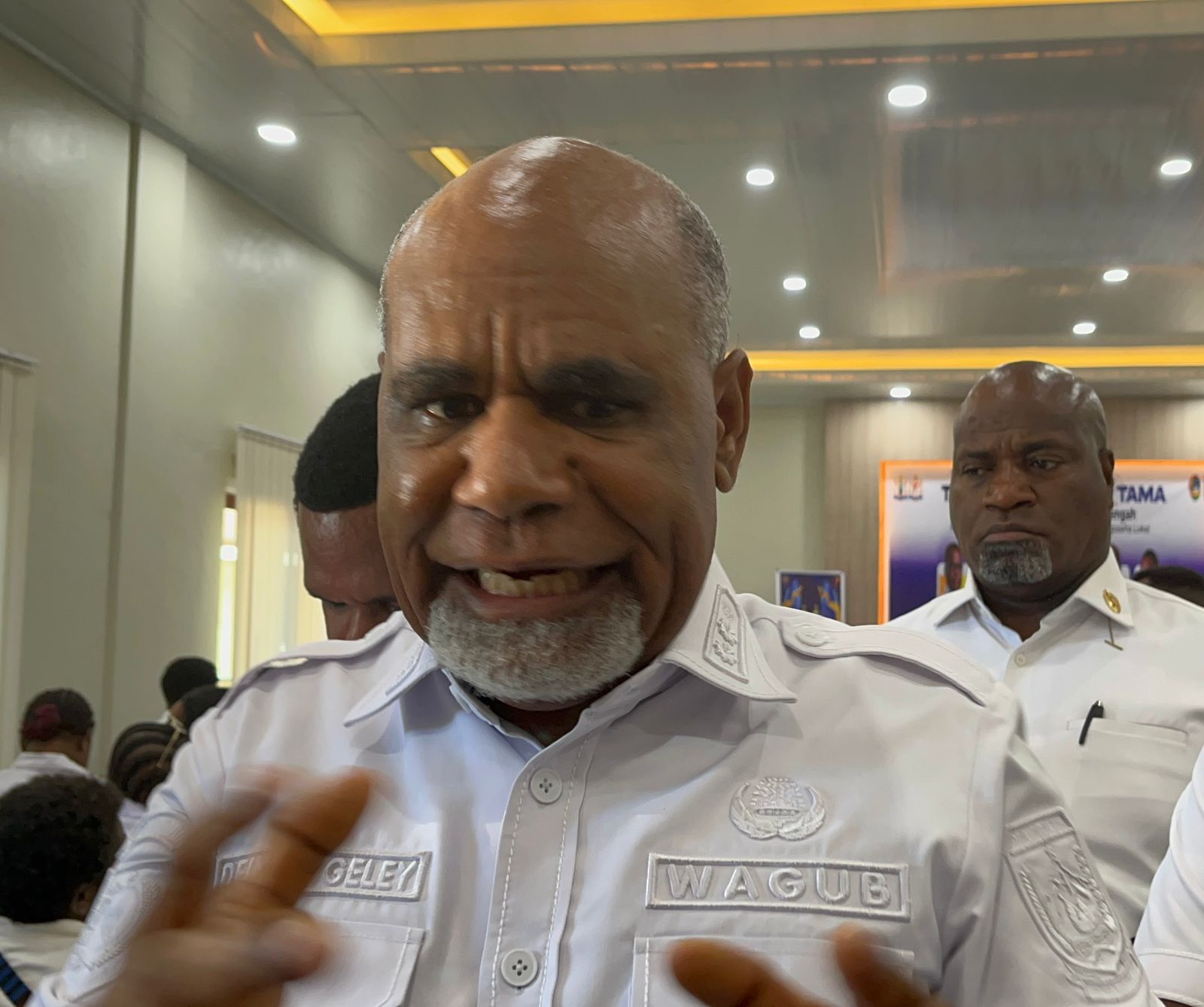 Wakil Gubernur Papua Tengah, Deinas Geley saat memberikan keterangan usai membuka acara talk show dan ramah tamah Kadin Papua Tengah. (CEPOSONLINE.COM/THERESIA F. TEKEGE) 