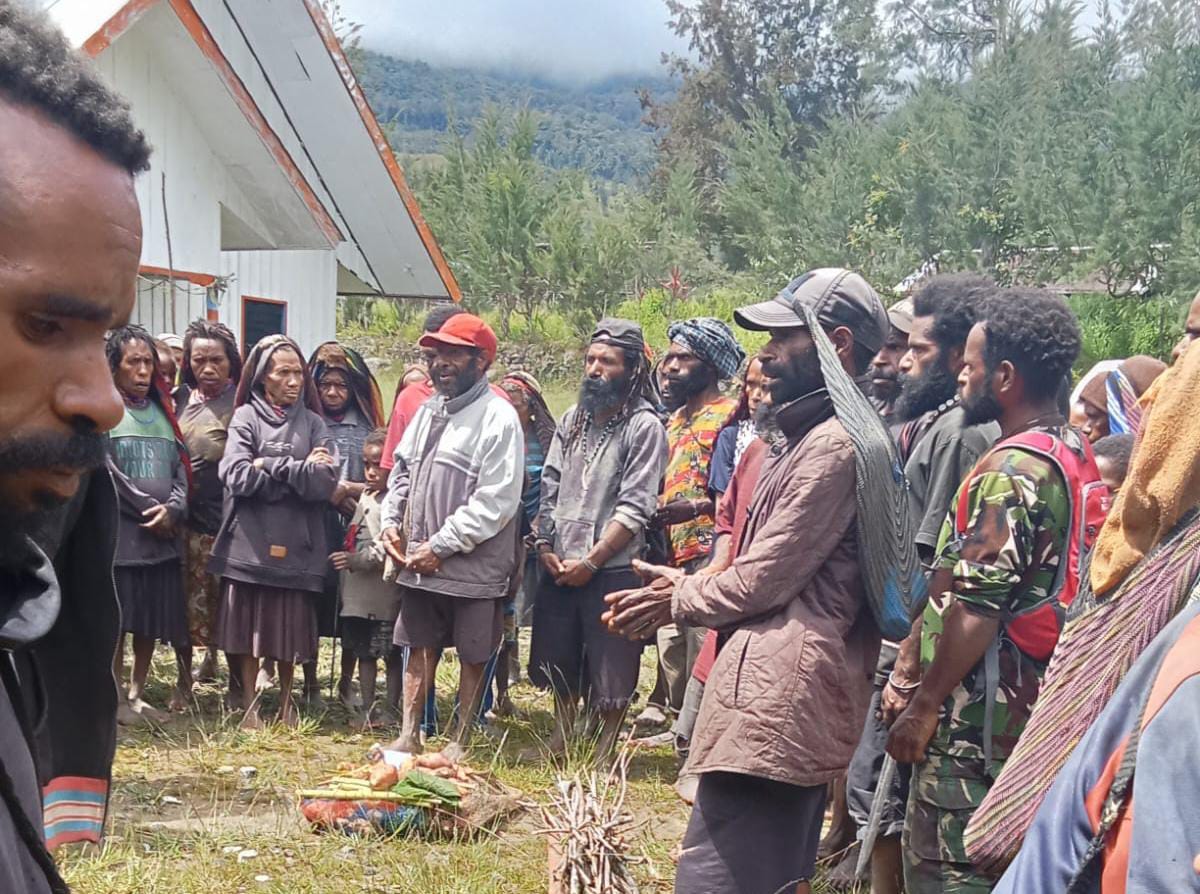 Warga di Distrik Pronggoli saat berkumpul mengamankan diri setelah terjadi musibah longsor yang nyaris menghilangkan dua desa beberapa hari lalu. (CEPOSONLINE.ISTIMEWA)