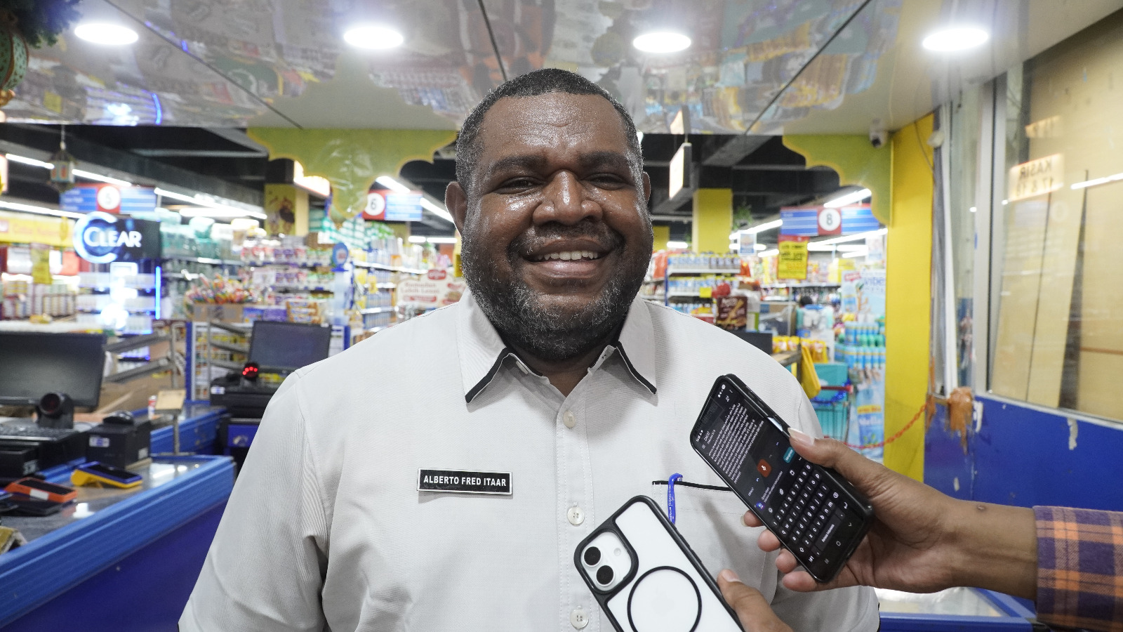Plt.Kepala Dinas Perindagkop dan UKM Kota Jayapura, Alberto Itaar. (CEPOSONLINE.COM/HANS PALEN).