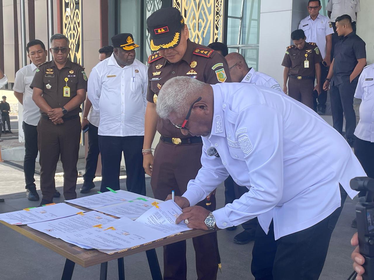 Seremoni penyerahan dana hibah kepada Kejaksaan Negeri Mimika. Bupati Johannes Rettob menandatangani berita acara penyerahan disaksikan langsung oleh Kajari Mimika Dr. I Putu Eka Suyantha.