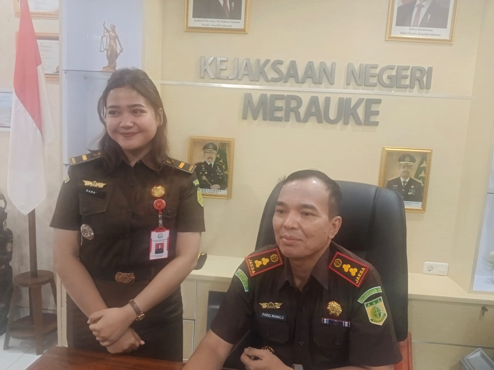 Kajari Merauke Dr. Paris Manalu, SH, MH didampingi Kasi Kepala Seksi Tindak Pidana Umum Olivia Rara Sampe&rsquo;bu&rsquo;lu, SH saat berikan keterangan, Rabu (24/2/2026)/Sulo.