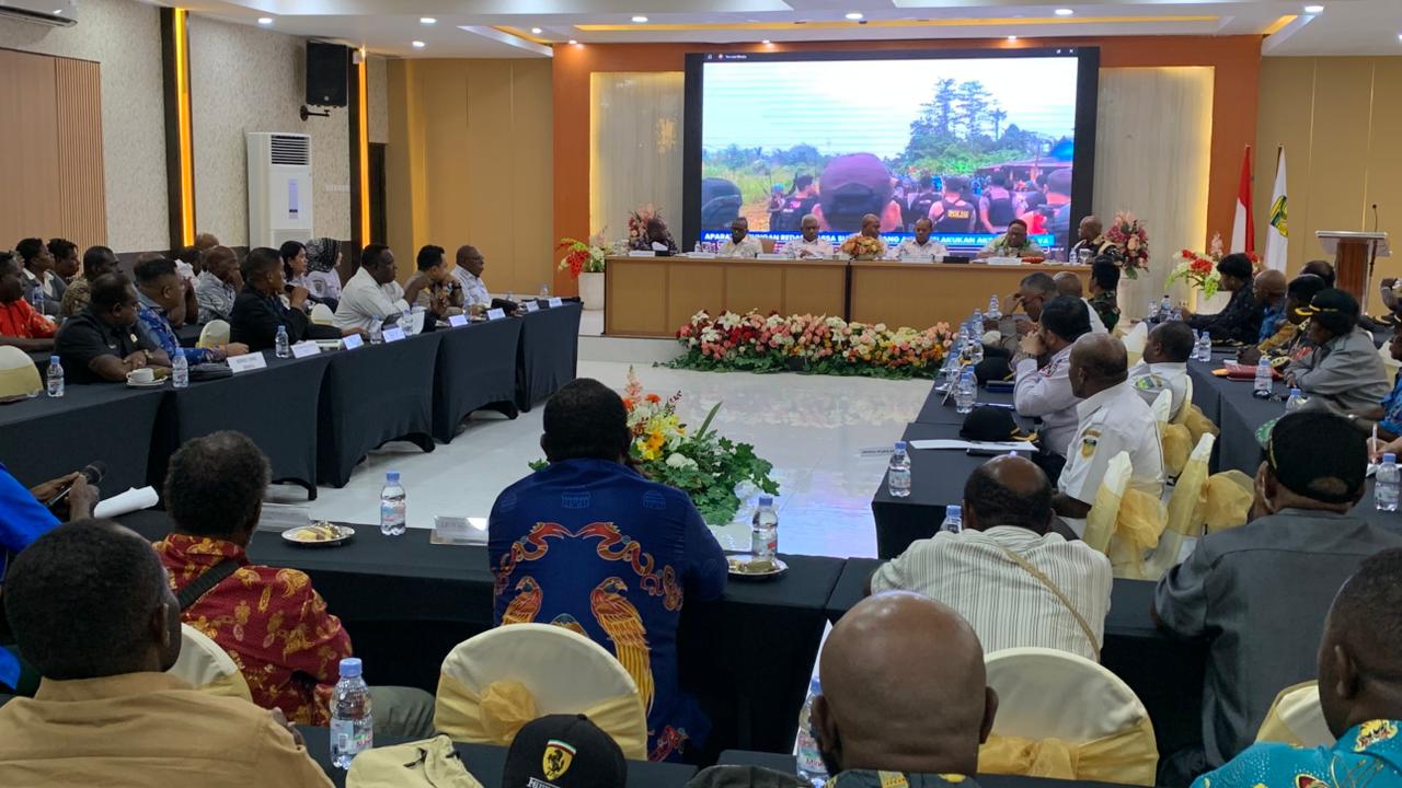 Rapat koordinasi penyelesaian konflik sosial Kapiraya di ruang serbaguna Hotel Grand Tembaga, Rabu, 25 Februari 2026. (CEPOSONLINE.COM/MOH. WAHYU WELERUBUN).  