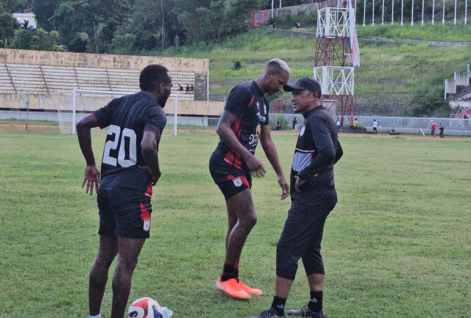 Pelatih Persipura, Rahmad Darmawan saat berbincang dengan Artur Viera dan Elisa Basna disela latihan di Stadion Mandala Jayapura belum lama ini. (CEPOSONLINE.COM/HANS PALEN).