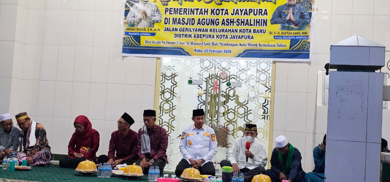Wakil Wali Kota Jayapura, Rustan Saru saat melantai berbuka puasa bersama dengan umat muslim di di Masjid Agung ASH-Shalihin Abepura, Rabu (25/2/2026). (CEPOSONLINE.COM/HANS PALEN).