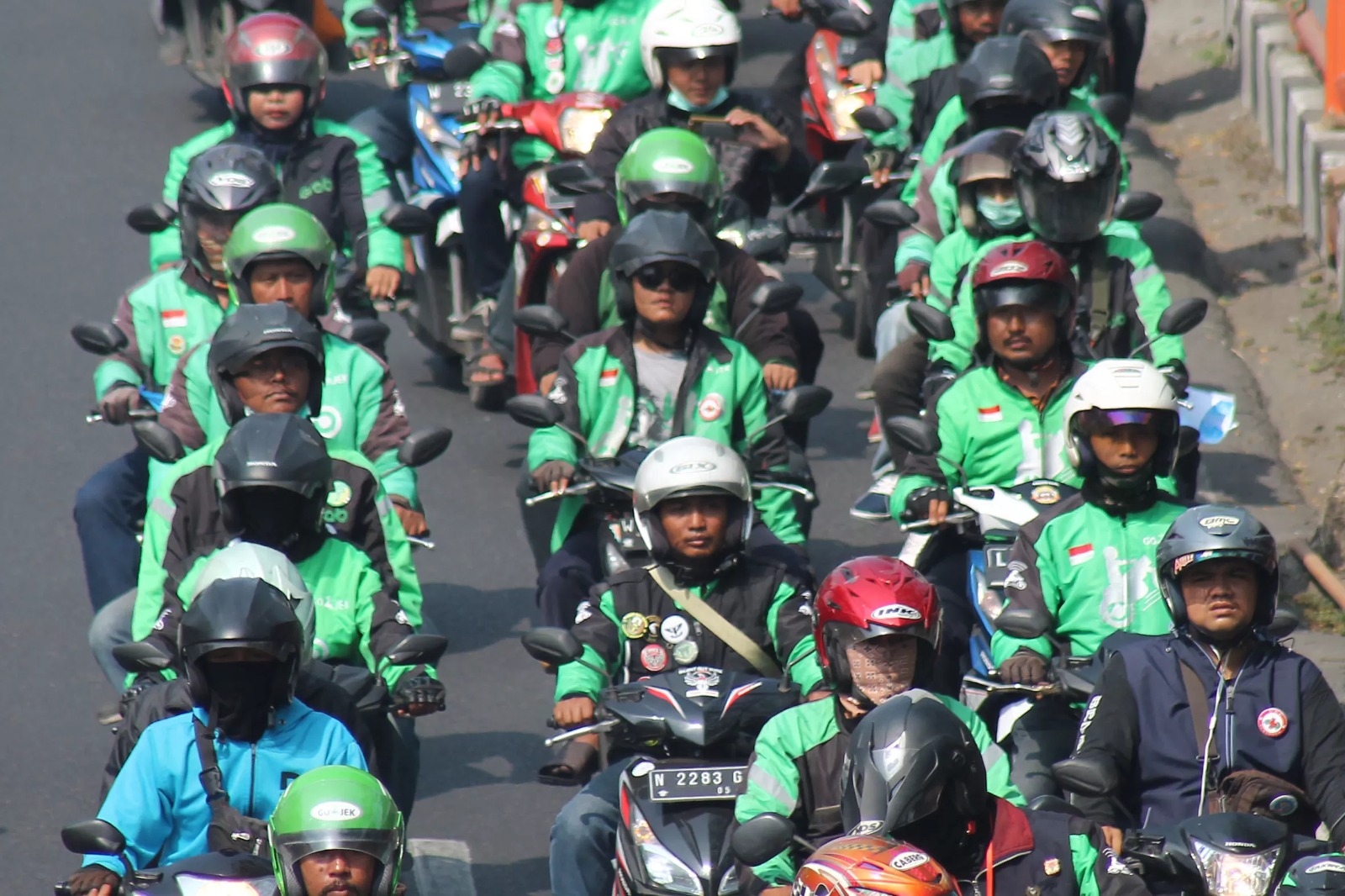 Pemerintah memberi sinyal positif soal pemberian THR bagi pengemudi ojek online dan kurir digital. (SURYANTO/RADAR SURABAYA)