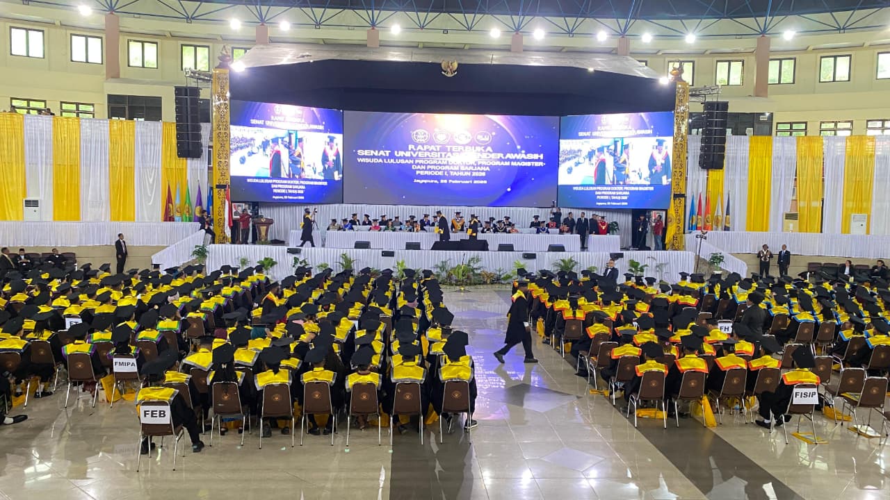 Suasana dalam rapat senat terbuka Uncen wisuda Program Doktor, Magister, dan Sarjana Periode I tahun 2026, Kamis (26/2/2026).(Ceposonline.com/Jimi).
