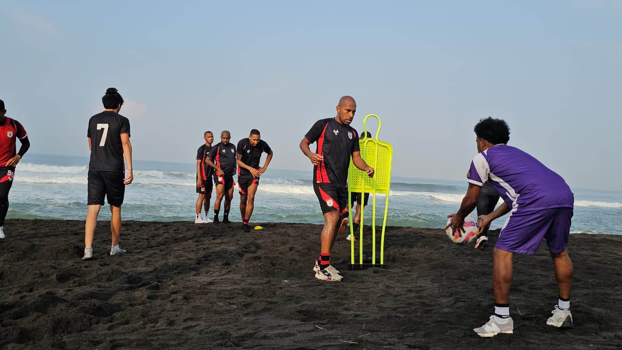 Ian Louis Kabes saat menjalani latihan dengan rekannya di Persipura saat TC di Yogyakarta pada bulan Juni 2026 lalu. (CEPOSONLINE.COM/HANS PALEN).