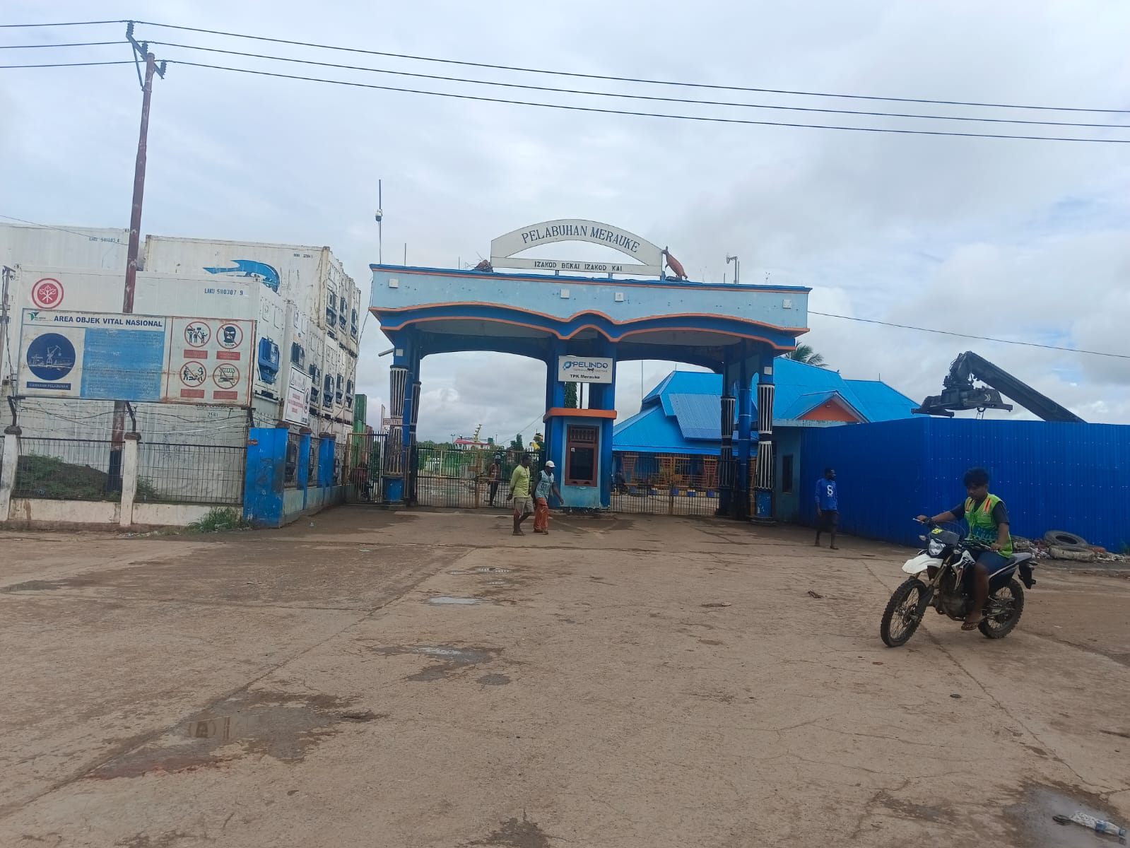 Pintu utama masuk Pelabuhan Merauke tampak tutup karena aktivitas bongkar muat barang lumpuh. Ini disebabkan Jasa Pengurusan Transportasi melakukan mogok kerja, Kamis (26/2/2026)(Ceposonline.com/Sulo)