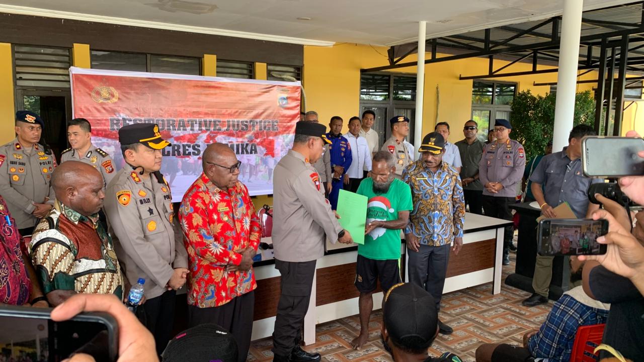 Suasana proses restorative justice pelepasan 10 tahanan konflik Kwamki Narama di Mako Polres Mimika, Kamis (26/2/2026).(CEPOSONLINE.COM/MOH. WAHYU WELERUBUN).  