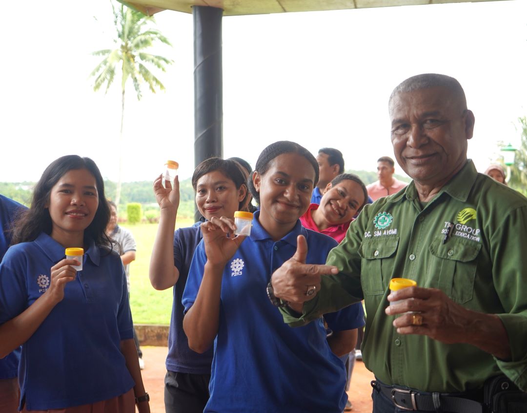 Seluruh karyawan dan pimpinan perusahaan TSE Group melakukan pemeriksaan narkoba.(Humas TSE).