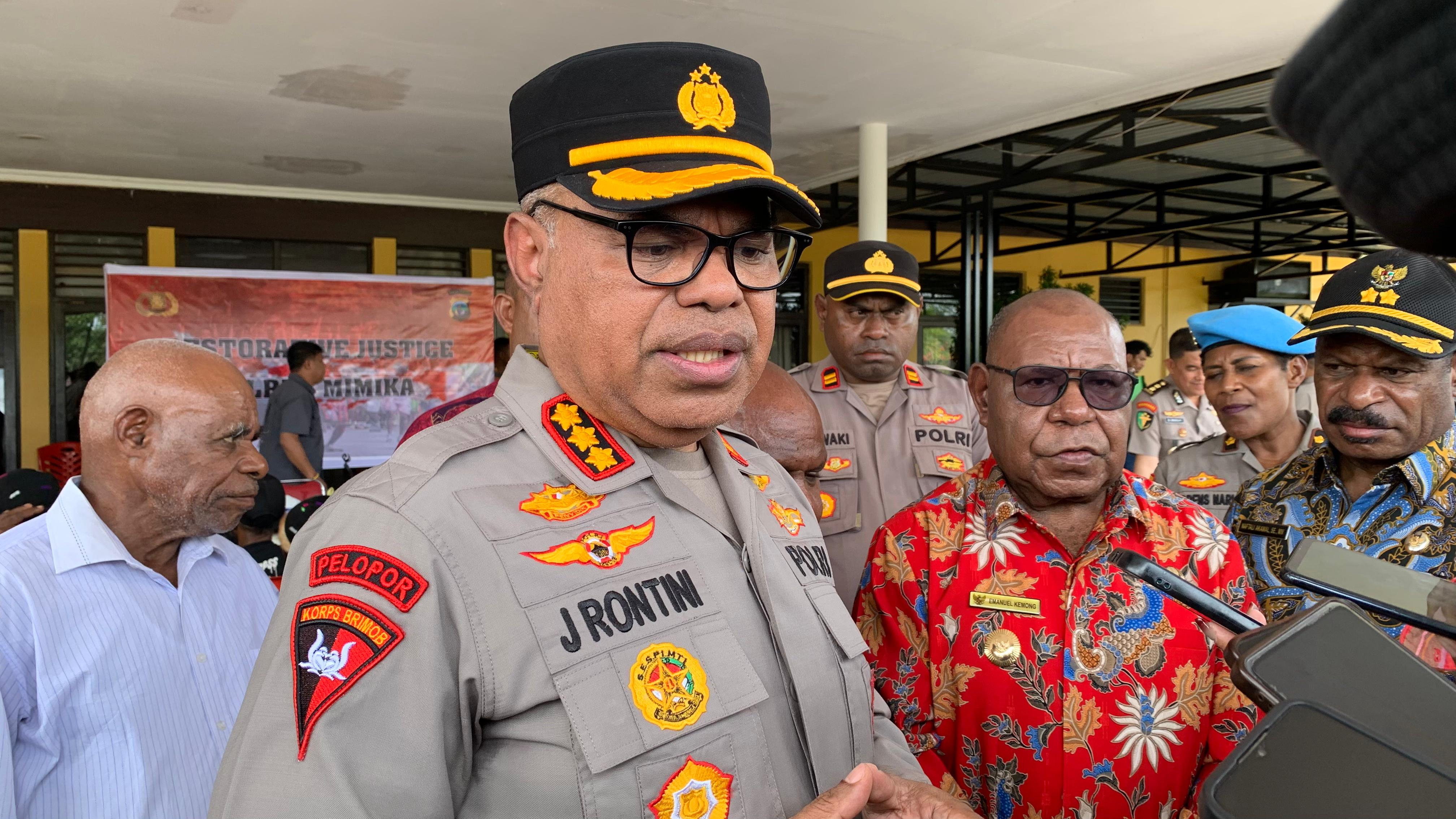 Kapolda Papua Tengah, Kombes Pol Jeremias Rontini saat ditemui awak media di Mapolres Mimika, Kamis (26/2/2026).(CEPOSONLINE.COM/MOH. WAHYU WELERUBUN).