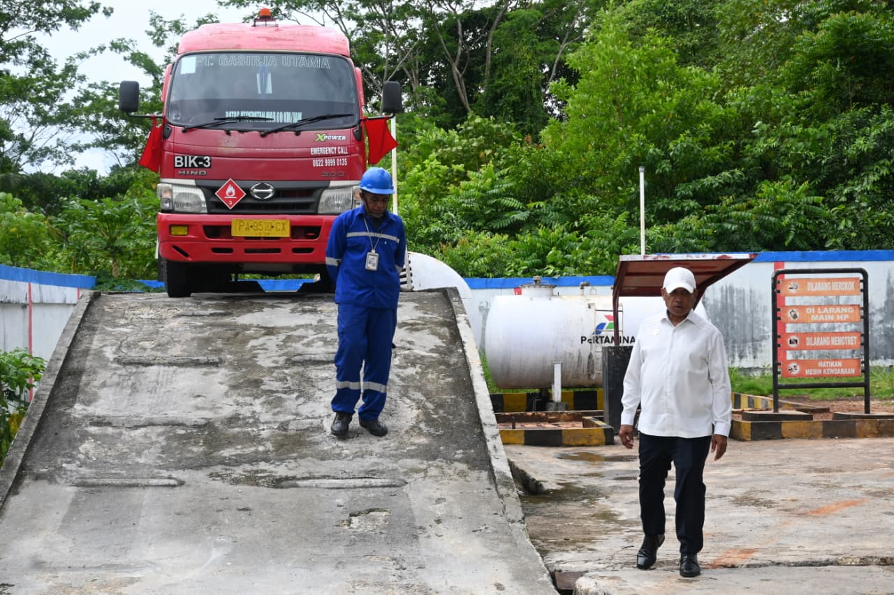 Bupati Markus O. Mansnembra, SH.,MM ketika melakukan sidak ke SPBU Nelayan, di Kampung Nelayan Moderen (Kalamo) Samber Binyeri, Kamis (26/02). (Fiktor Palembangan/Ceposonline.com)