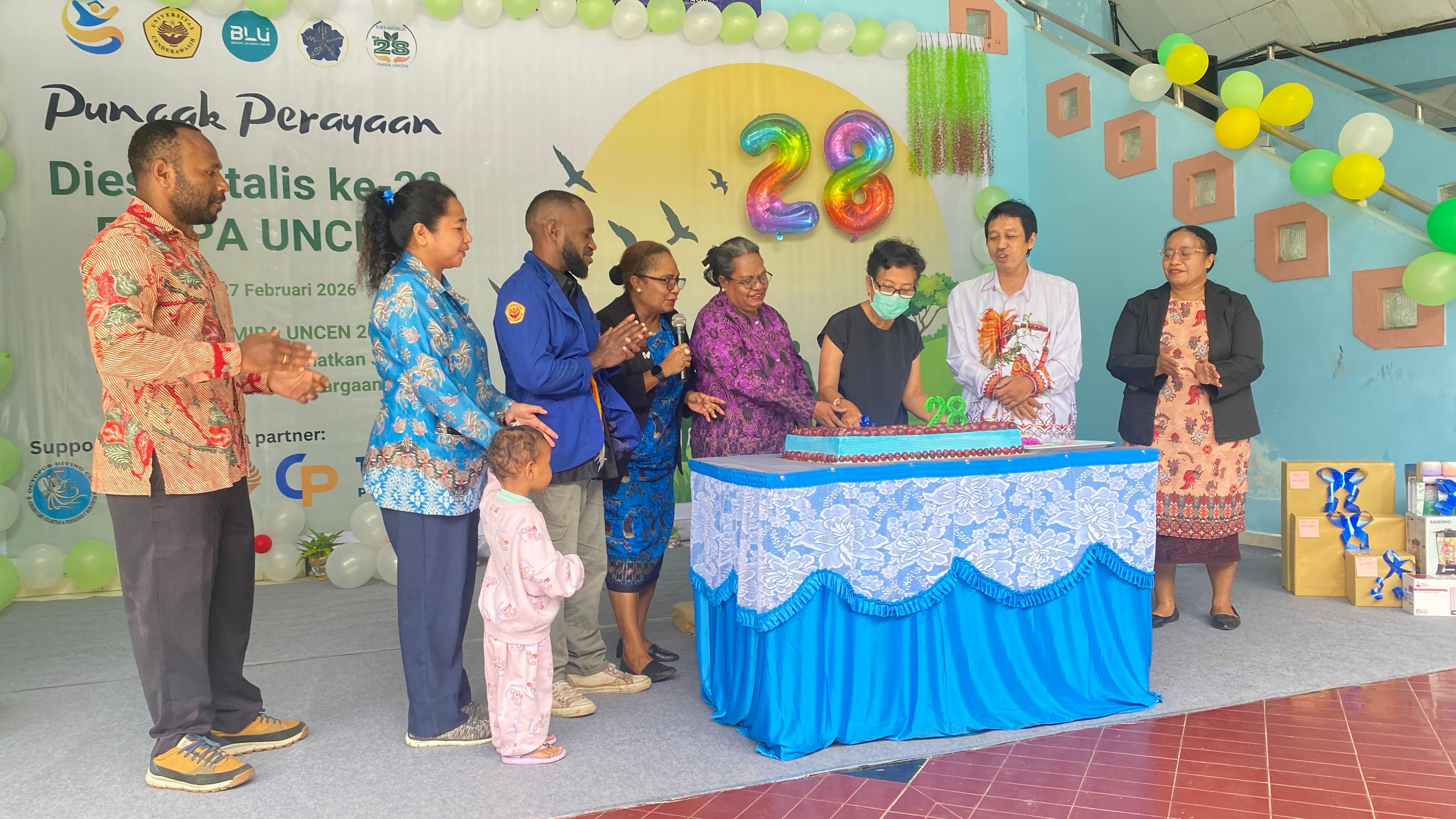 Dekan dan jajaran pimpinan FMIPA Uncen melakukan pemotongan kue dan tiup lilin, di halaman Fakultas, Jumat (27/2/2026).  (CEPOSONLINE/JIMMY)   