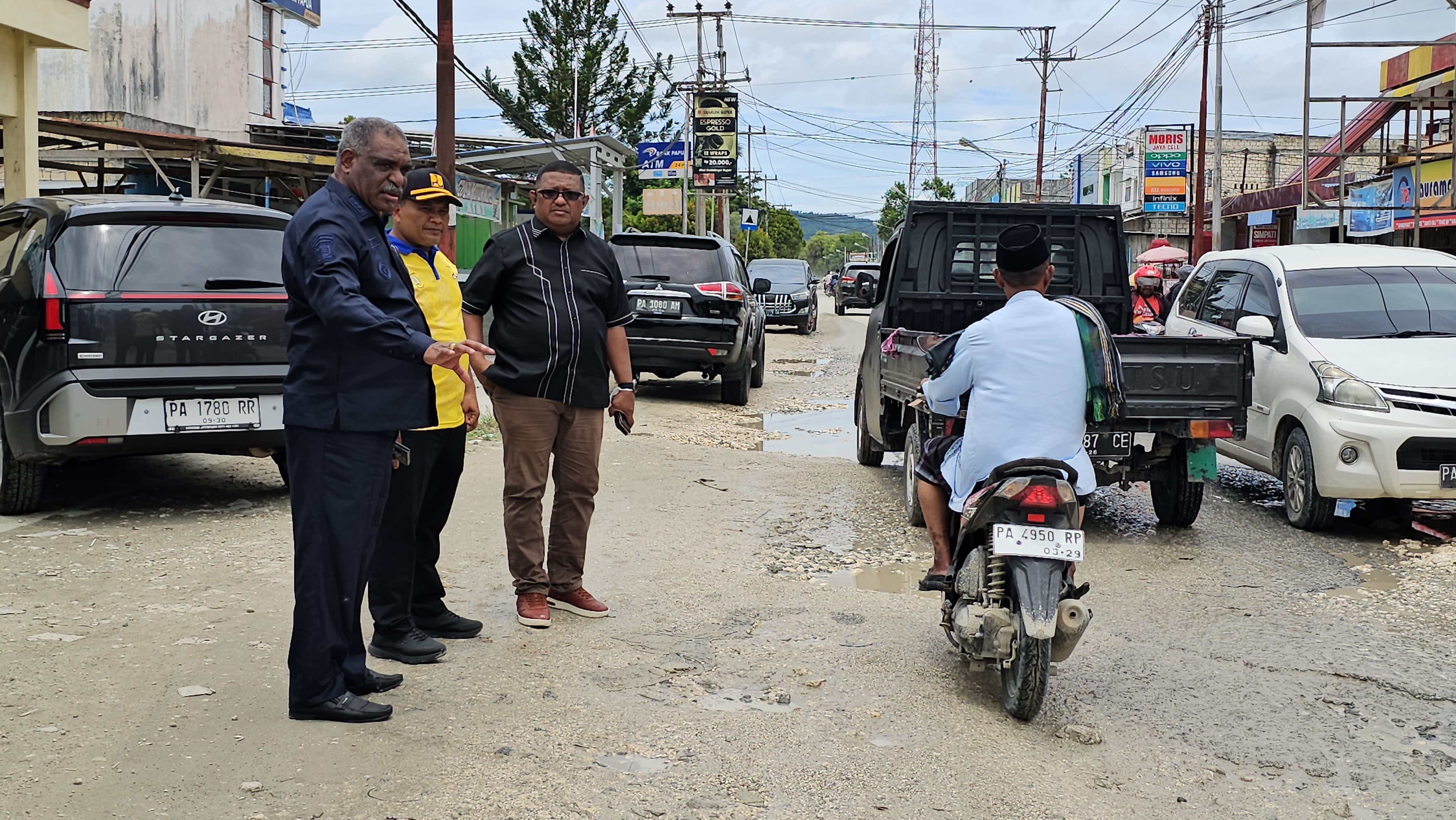 Wali Kota Jayapura, Abisai Rollo didamping Kepala Dinas PU Kota Jayapura, Asep Khalib saat meninjau jalan rusak di Koya Barat, Jumat (27/2/2026). (CEPOSONLINE.COM/HANS PALEN).