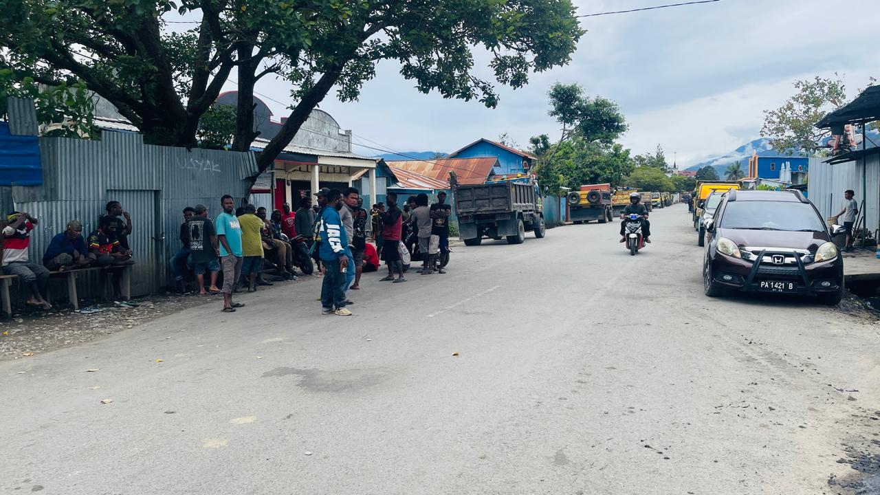 Komunitas sopir truk usai melakukan kerja bakti dan mangkal di badan jalan thamrin Wamena. Jumat (27/2/2026).