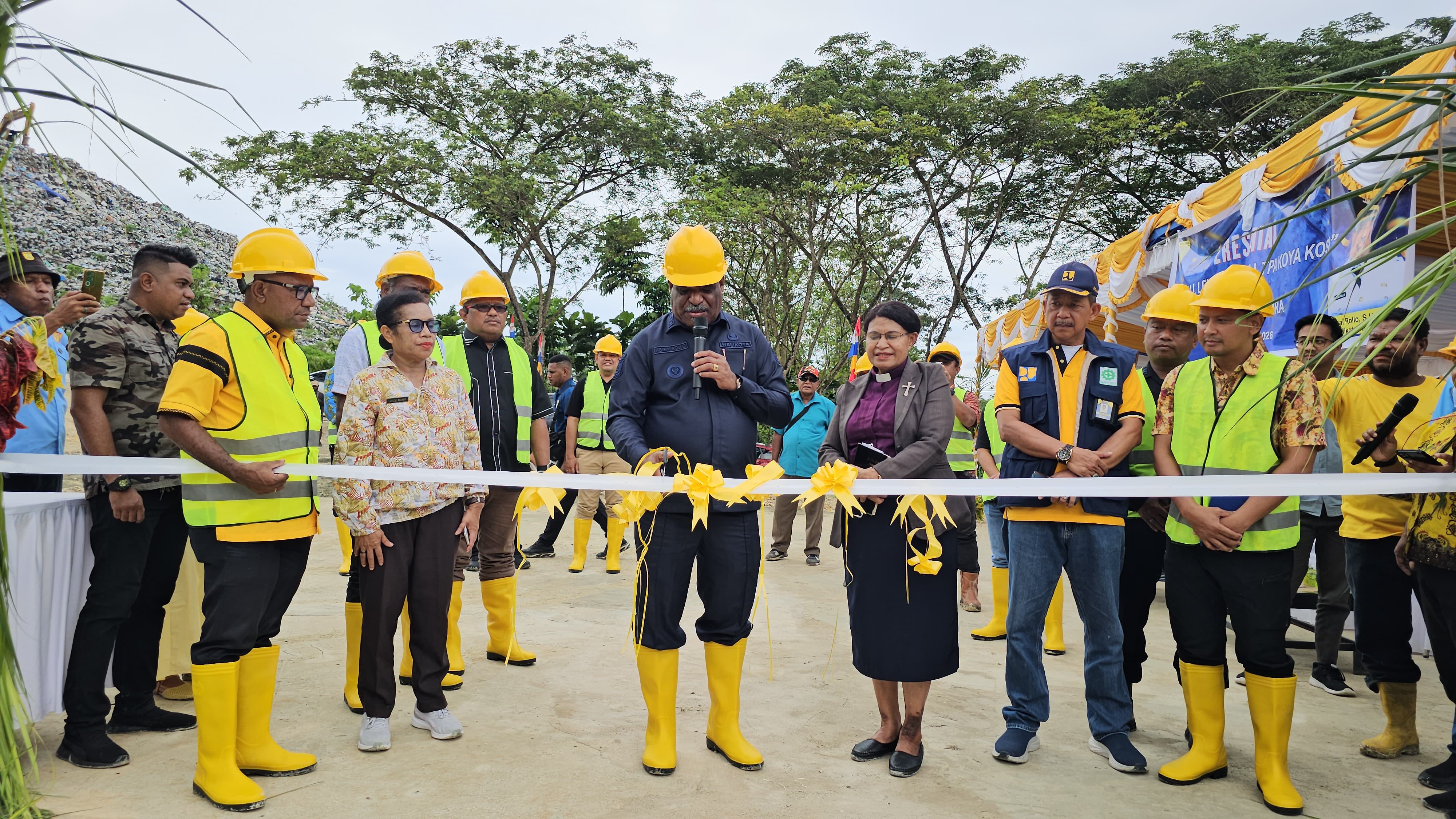 Wali Kota Jayapura, Abisai Rollo saat meresmikan Landfill 2 Tempat Pembuangan Akhir (TPA) Koya Koso, Distrik Abepura, Jayapura, Jumat (27/2/2026). (CEPOSONLINE.COM/HANS PALEN).