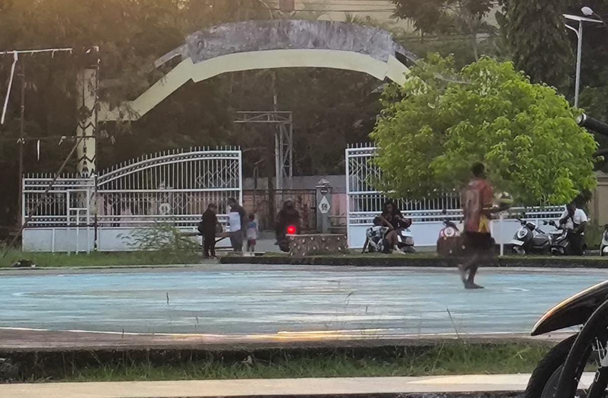 Aktifitas pungutan liar yang dilakukan oknum tertentu di pintu masuk kantor Otonom Kotaraja belum lama ini. Aksi ini ramai diperbincangkan warganet.