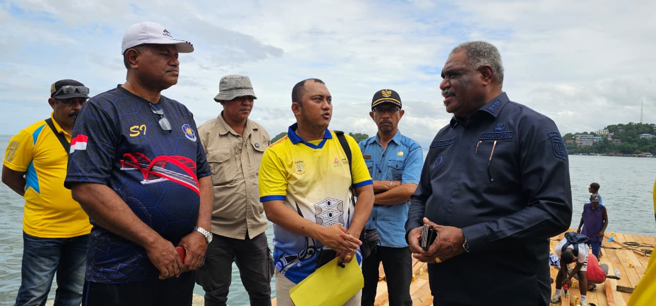 Wali Kota Jayapura, Abisai Rollo saat berdiskusi dengan Ketua Panitia dan Sekretaris HUT ke-116 Kota Jayapura, Jumat (27/2/2026). (CEPOSONLINE.COM/HANS PALEN).