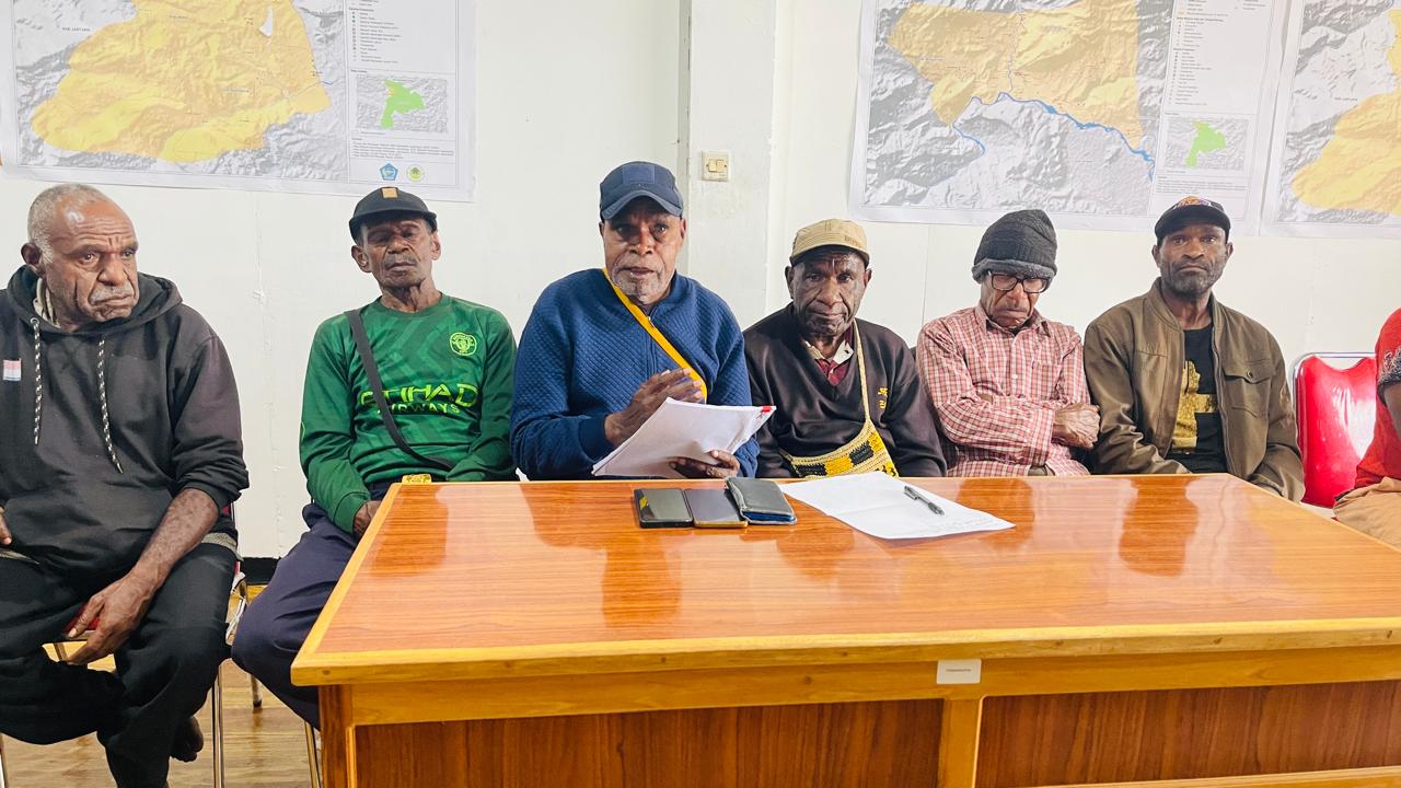 Direktur YBAW Laurens Lanny bersama 6 perwakilan wilayah adat saat mengklarifikasi usulan perubahan nama Huwulama ke Huseloma di kantor Foker LSM jalan Bhayangkara atas Wamena. Jumat (27/2/2026).