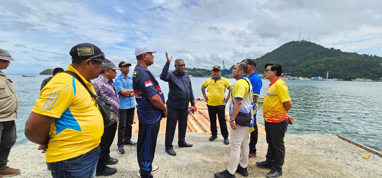 Wali Kota Jayapura, Abisai Rollo bersama beberapa Kepala Dinas saat meninjau kesiapan Pasar Terapung di depan Kantor Gubernur Papua, Jumat (27/2/2026). (CEPOSONLINE.COM/HANS PALEN).