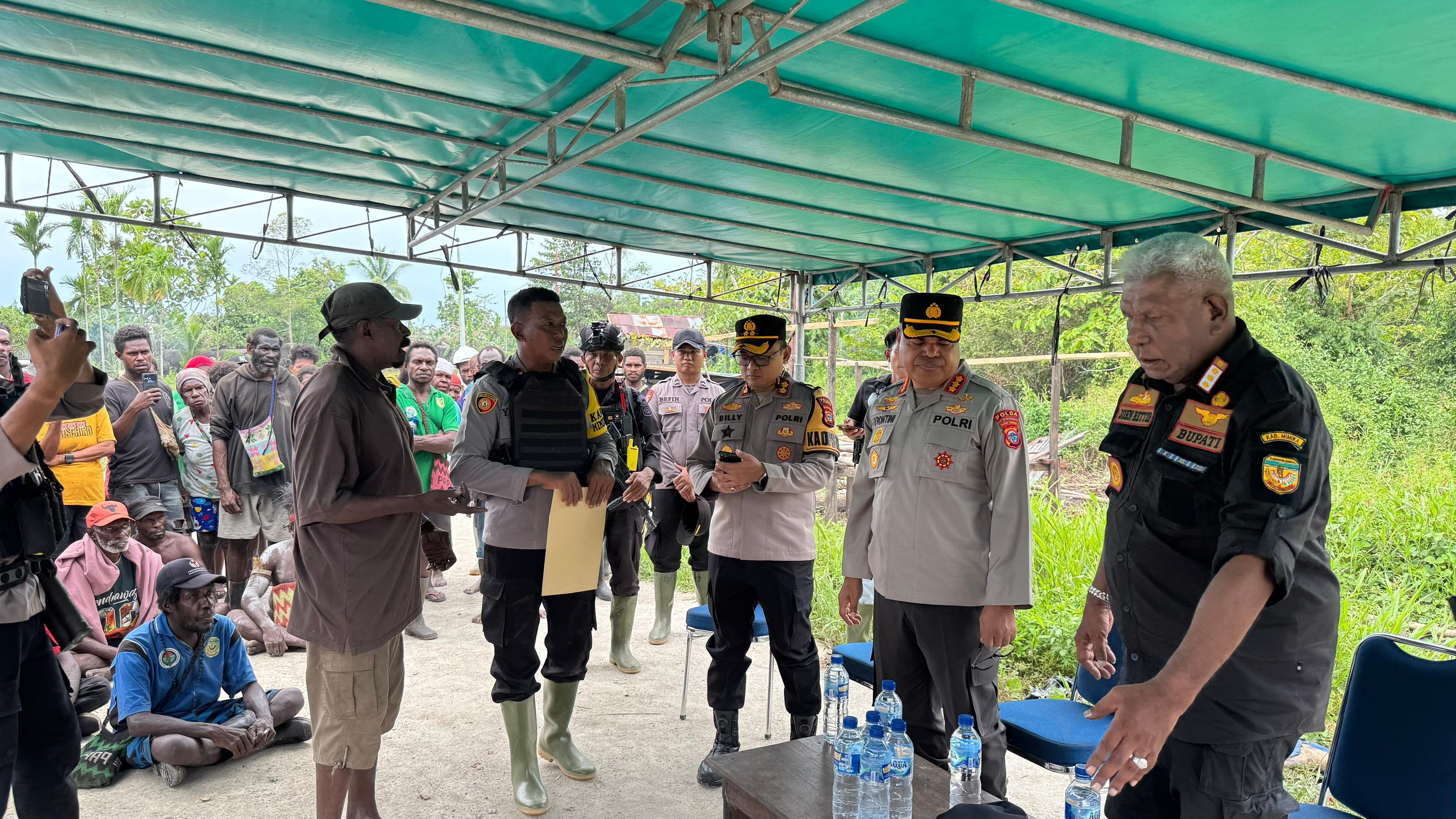 Momen Kapolda Papua Tengah bersama Bupati Mimika saat bertemu warga di Kapiraya, Jumat (27/2/2026). (Foto: Humas Polres Mimika).