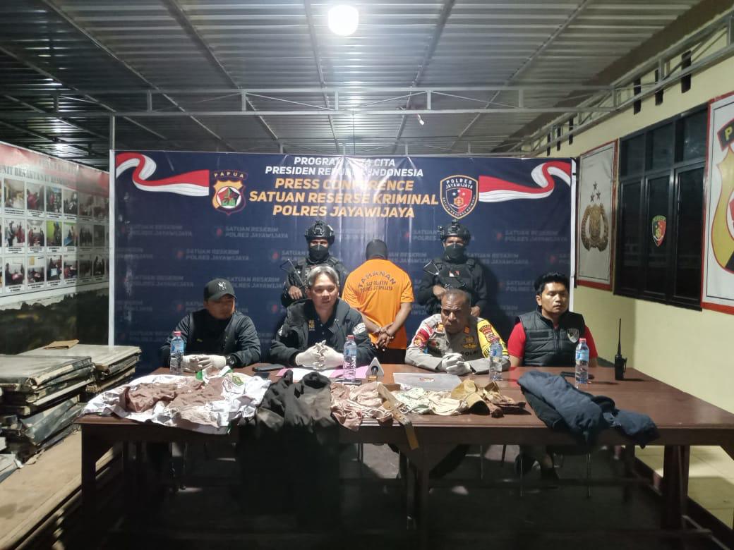 Wakapolres Jayawijaya AKP Albertus Mabel didampingi Kasat Reskim, KBO dan Kasie Pidum saat memberikan keterangan pers bersama dengan Pelaku DK yang telah diamankan. Jumat (27/2/2026) malam.